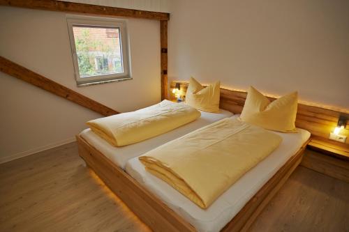 2 bedrooms, 3 beds
