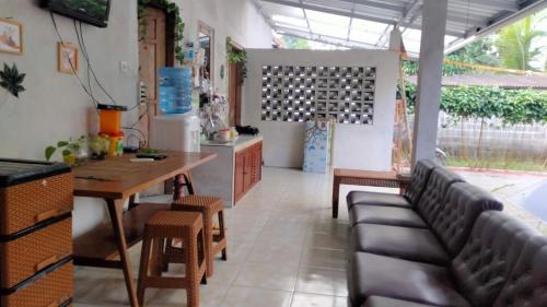 Kitchen, Homestay Rumah Bahagia Cepor near Ganjuran Church