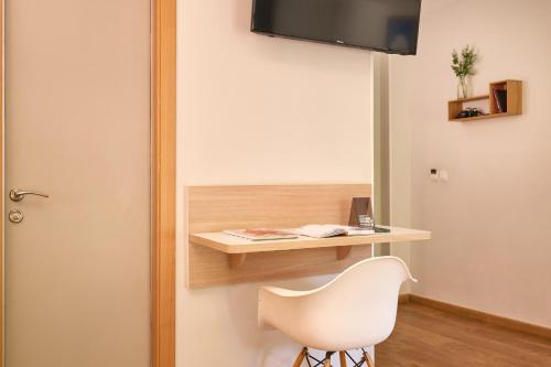 Twin Room image 10