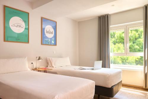 Twin Room image 8