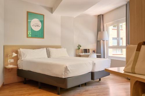 Twin Room image 7