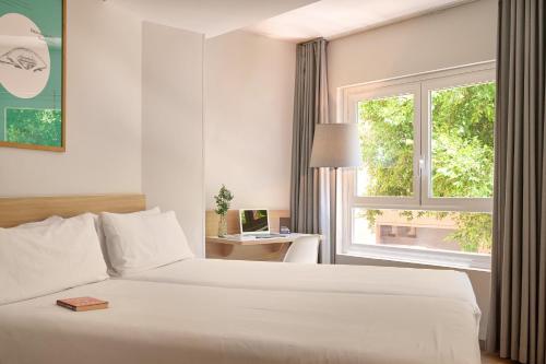 Twin Room image 5