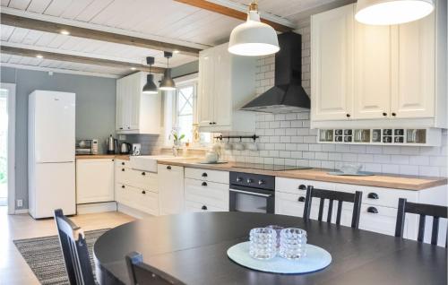 Kitchen, Stunning Home In Skillingsfors in Hajom