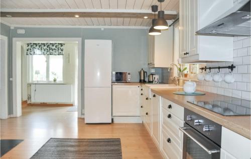 Kitchen, Stunning Home In Skillingsfors in Hajom