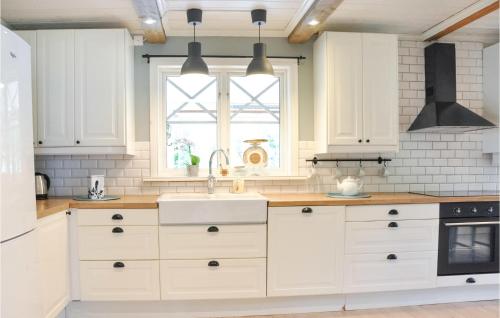Kitchen, Stunning Home In Skillingsfors in Hajom