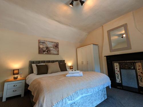1 queen bed, 1 twin bed