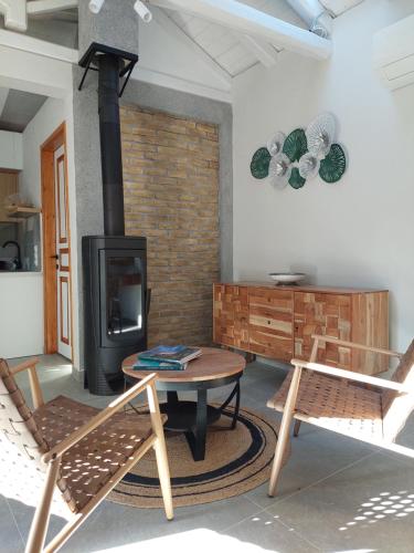 Seadmed, The Cocoon and olives Hut in Koropi