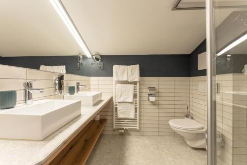 Comfort Suite with balcony and mountain view image 8