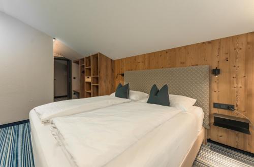 Comfort Suite with balcony and mountain view image 5