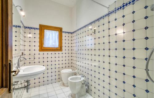 Seven-Bedroom Holiday Home image 9