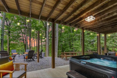 Asheville Private Retreat Game Room Hot Tub in Swiss, USA
