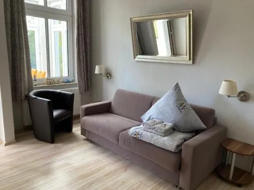 Ferienwohnung 4 Rosenbogen - Familienwohnung mit Wintergarten und Terrasse in Wangerooge, Deutschland