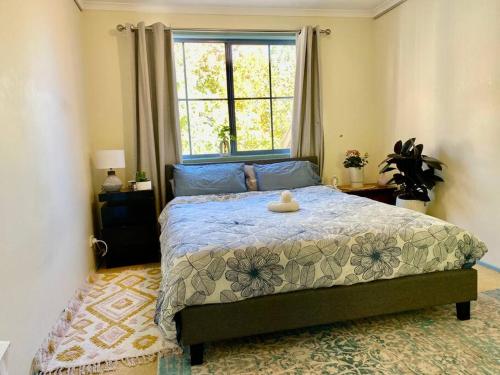 Top-floor, 3-bedroom apartment-close to CBD & ANU in Turner