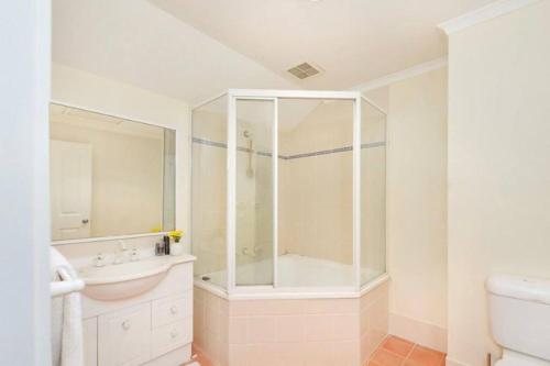 Top-floor, 3-bedroom apartment-close to CBD & ANU in Turner