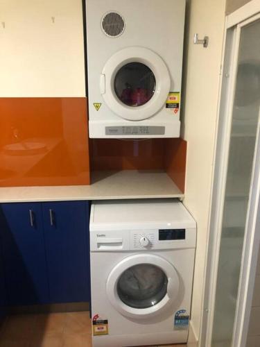 Top-floor, 3-bedroom apartment-close to CBD & ANU in Turner