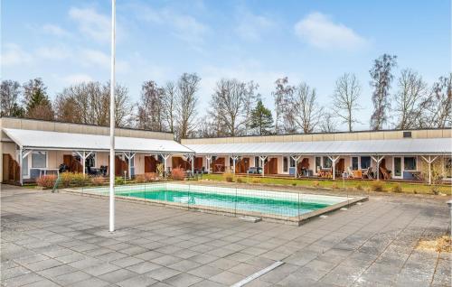 Swimming pool, Pet Friendly Apartment In Nex With Wifi in Snogebaek