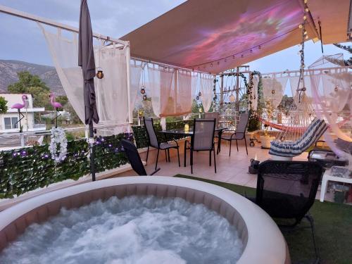 Delphitea Philoxenia