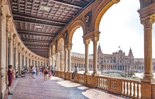 Three-Bedroom Apartment in Sevilla - image 9