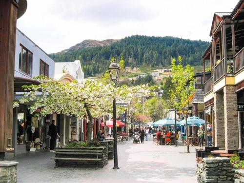 Base Backpackers Queenstown – Queenstown, CA