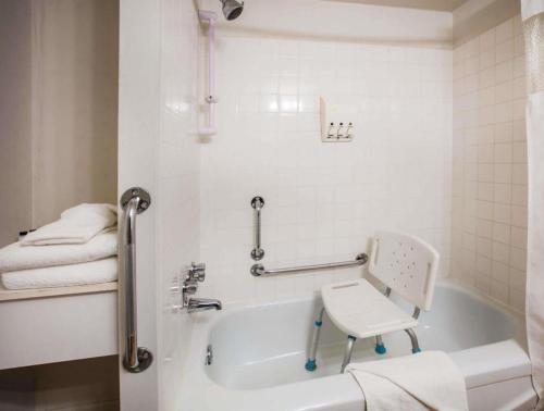 Howard Johnson Hotel by Wyndham Victoria in Victoria, Canada
