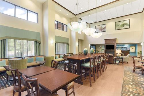 Hampton Inn & Suites Savannah-Airport - image 3