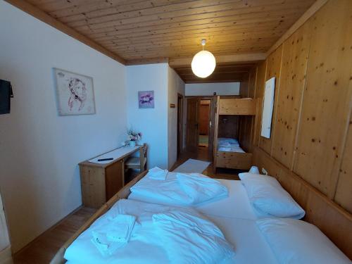 1 king bed, 1 double bed, 2 twin beds