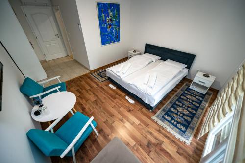 One-Bedroom Apartment image 7