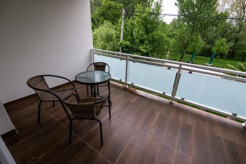One-Bedroom Apartment image 6
