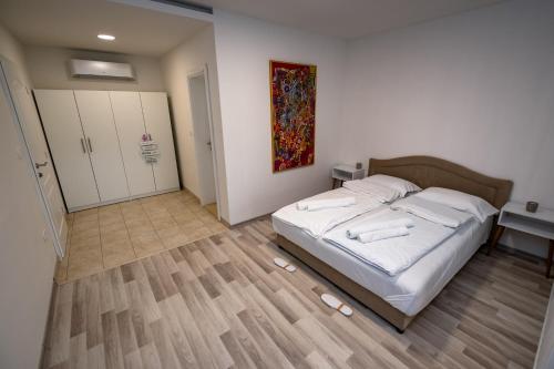 One-Bedroom Apartment image 5