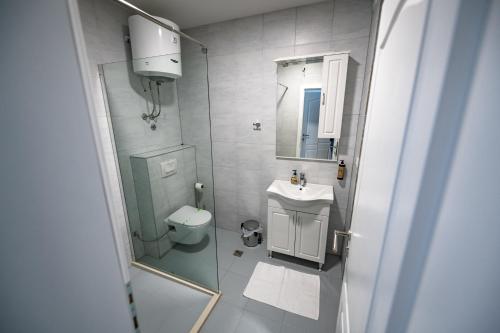One-Bedroom Apartment image 4