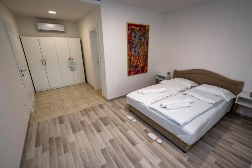 One-Bedroom Apartment image 3