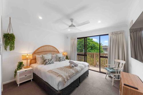 Coastal Comfort in Burleigh Heads Parking and WIFI in Burleigh Waters