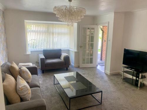 Cosy 4BR Home in Prestwich with Free Parking gîte à louer Stanneylands Hotel