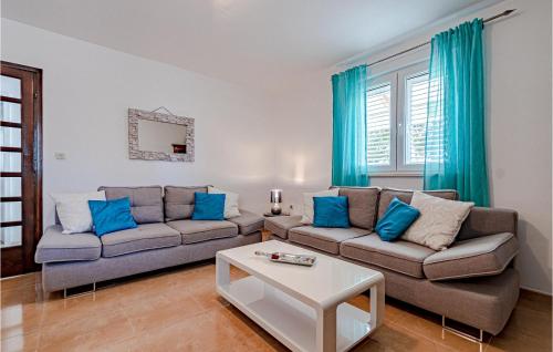 Two-Bedroom Holiday Home In Dingac in Potomje