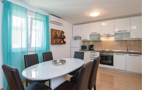 virtuve, Two-Bedroom Holiday Home In Dingac in Potomje