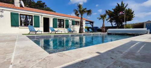 Villa avec piscine Vue mer plage à 300 m en été gîte à louer Les Mouettes