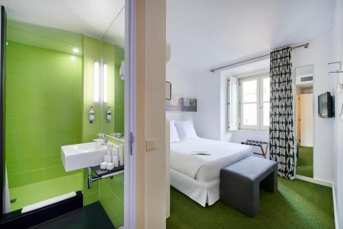Standard Double Room image 6