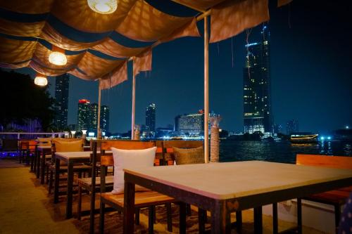 ห้องอาหาร, อนันต์ปุระ ริเวอร์ไซด์ (Anandpura Riverside Hotel) near โรงเรียนนานาชาติโชรส์เบอรี่