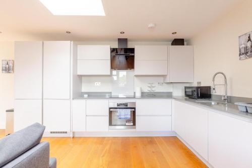 Contemporary 1BD by Canary Wharf Poplar - image 9