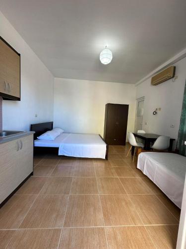 Double Room image 5
