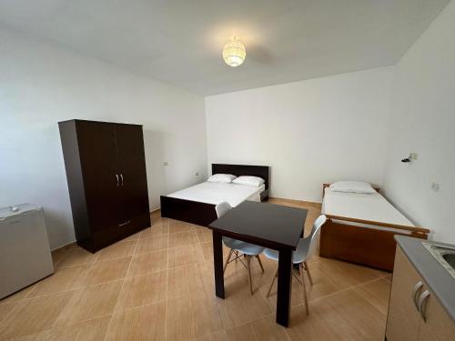 Double Room image 3