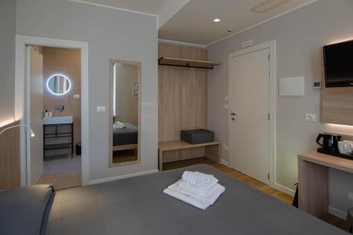 Double Room image 7