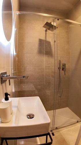 Double Room image 3