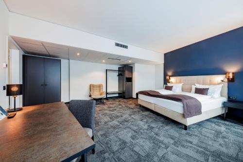 1 queen bed, 1 sofa bed