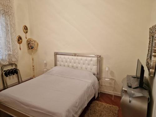 1 queen bed, 1 sofa bed