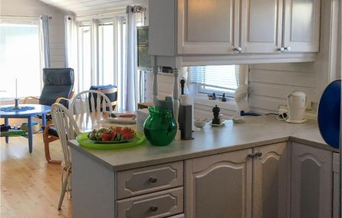 Konyha, Stunning Home In Farsund With Wifi in Farsund