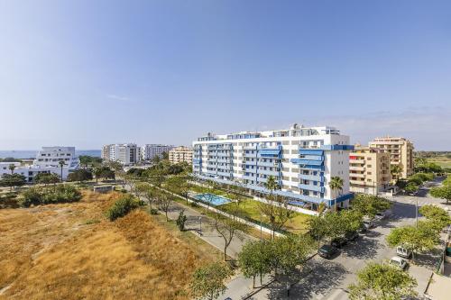A&N Sea View Family Apartment with Pool & Parking - image 2