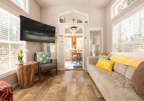 Award Winning Tiny Home w/ Deck + BBQ in Woodland Park, USA
