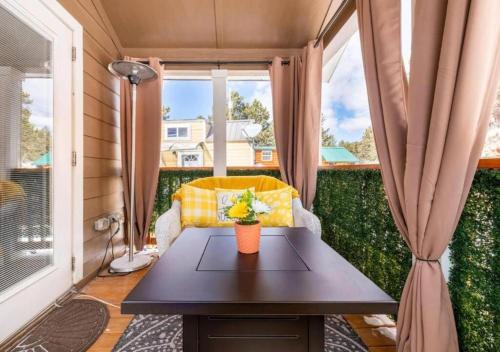 Award Winning Tiny Home w/ Deck + BBQ in Woodland Park, USA
