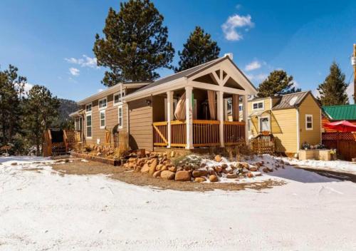 Award Winning Tiny Home w/ Deck + BBQ in Woodland Park, USA